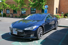 2015_tesla_model_s_an_der_dose_elektroauto